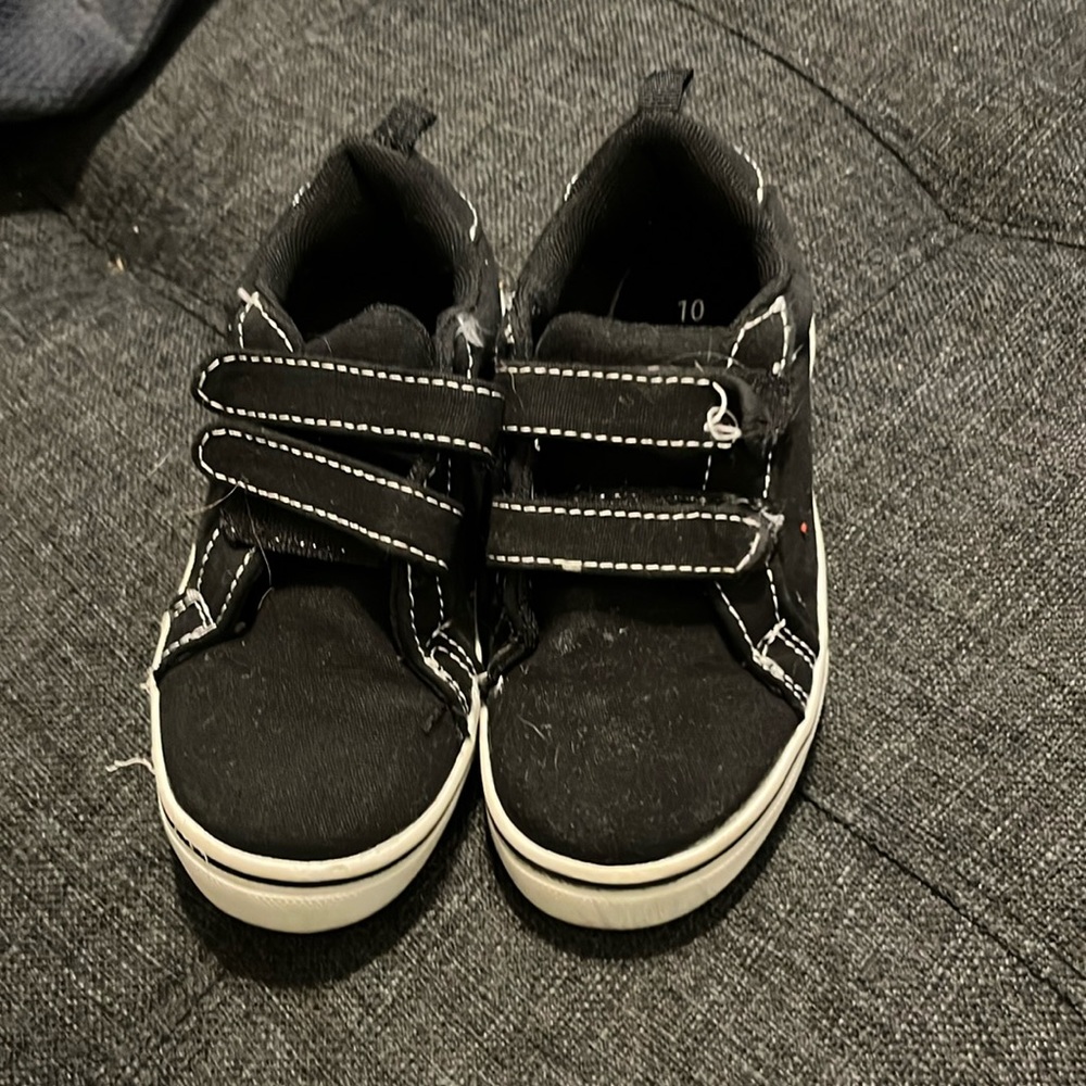 Wonder nation memory foam boy’s black sneakers.  Size 10